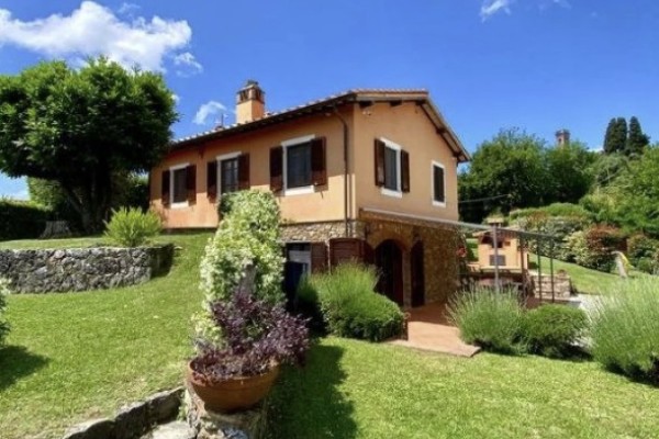 Villa In Vendita A Camaiore