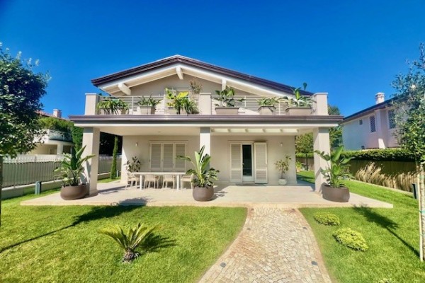 Villa In Affitto A Forte Dei M