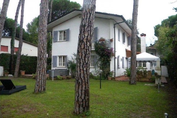 Villa In Affitto A Forte Dei M