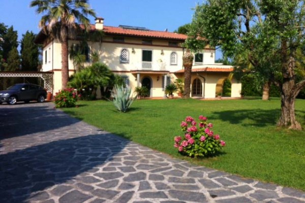 Villa In Affitto A Massa