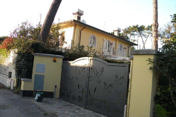 Villa In Affitto A Forte Dei M