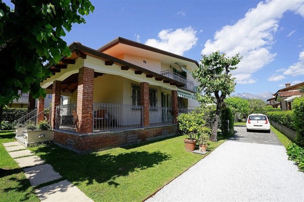 Villa In Affitto A Forte Dei M
