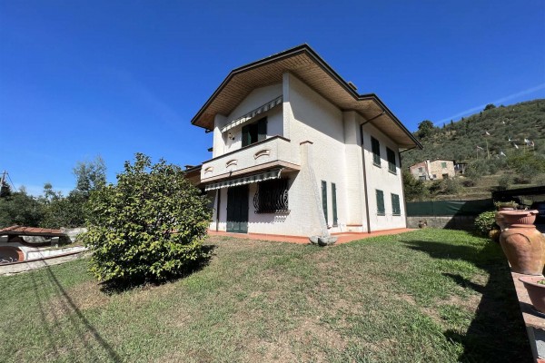 Villa In Vendita A Camaiore