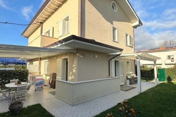 Villa Bifamiliare In Affitto A