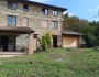 Il sasso, il verde e una casa 