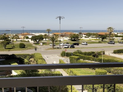 Una cornice fronte mare