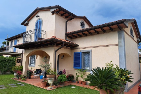 Villa In Vendita A Forte Dei M