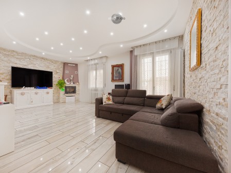 Appartamento con ingresso indi