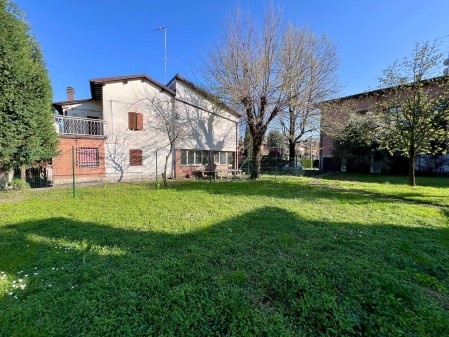 Casa indipendente con 800 mq d