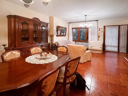 Villa a schiera di testa a poz