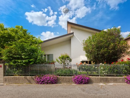 Villa unifamiliare con giardin