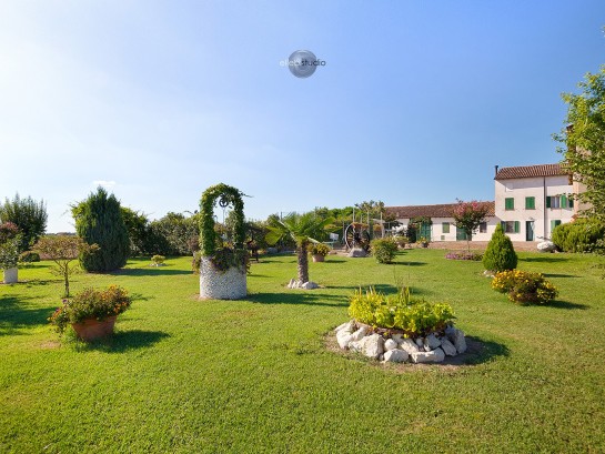 Rustico con ampio giardino