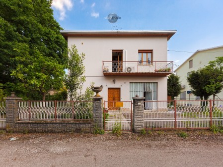 Casa indipendente con capannon