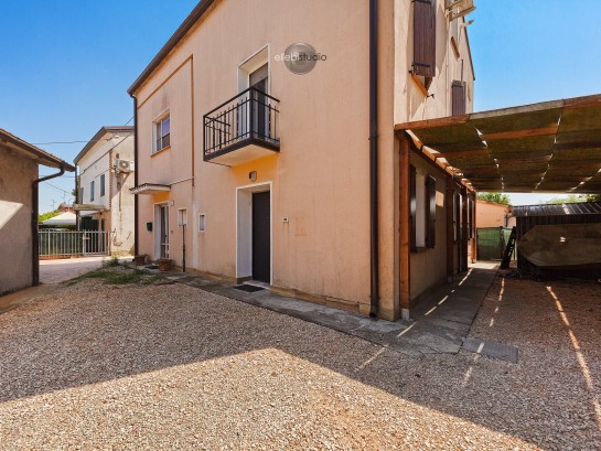 Porzione di casa con giardino