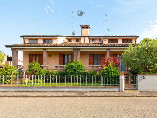 Villa bifamiliare con ampi spa