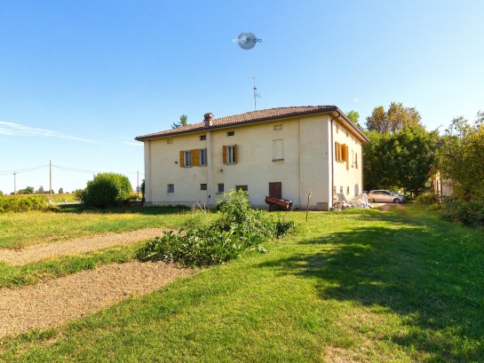 Villa bifamiliare con autorime