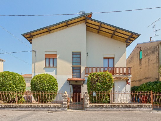 Casa indipendente con laborato