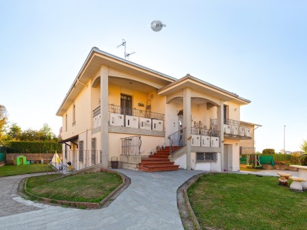 Villa bifamiliare con giardino