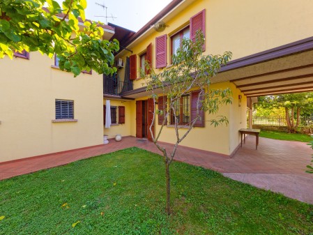 Ampia casa bifamiliare con gia