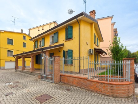 Bifamiliare con appartamenti i