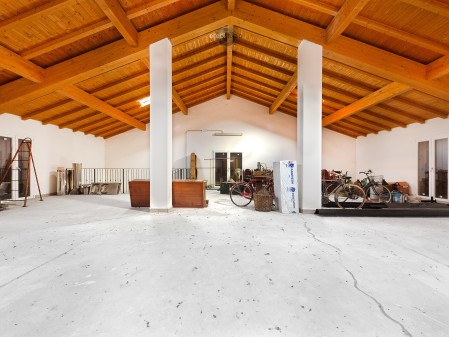 Casa indipendente con magazzin