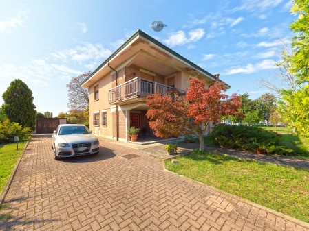 Villa singola con ampio giardi