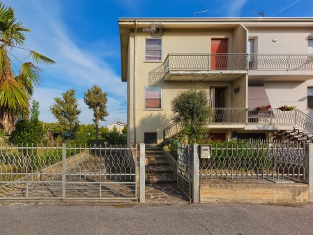 Villa di testa in ottima zona