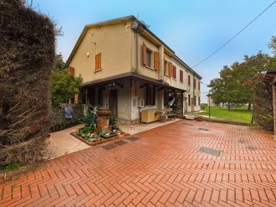 Porzione di casa con giardino 