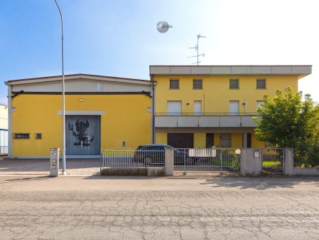 Casa piu' capannone a novellar