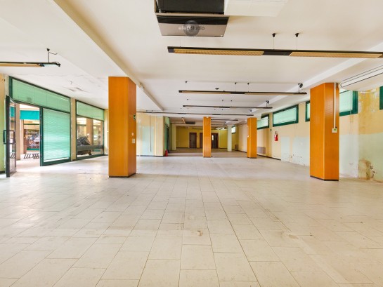 Locale commerciale in vendita 