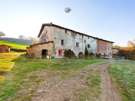 Intero fabbricato a solignano 