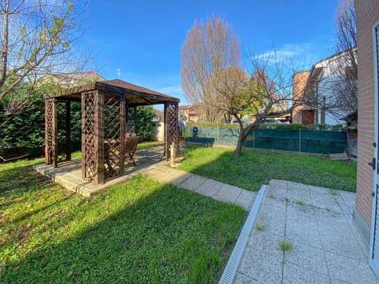 Piano terra con ampio giardino