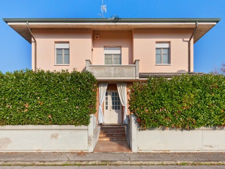 Villa bifamiliare in quartiere