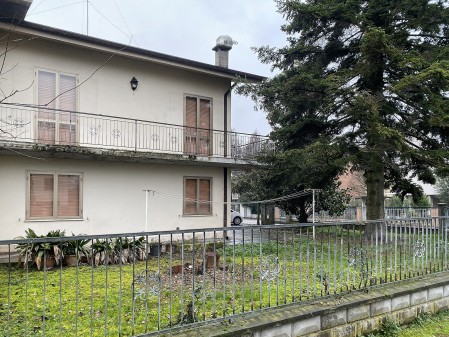 Villa con ampio giardino