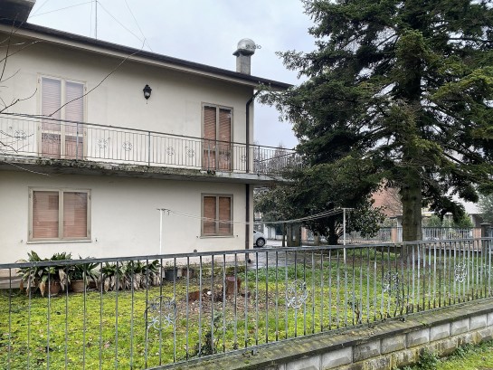 Villa con ampio giardino