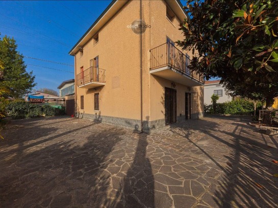 Bifamiliare con ampio giardino