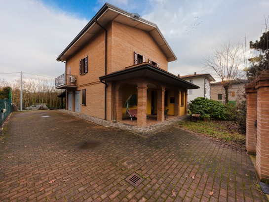 Villa bifamiliare di recente c