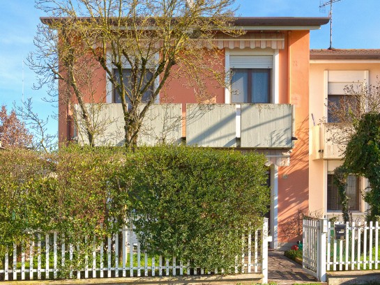 Casa indipendente con pannello