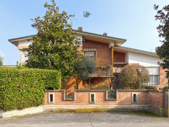 Villa bifamiliare con autorime