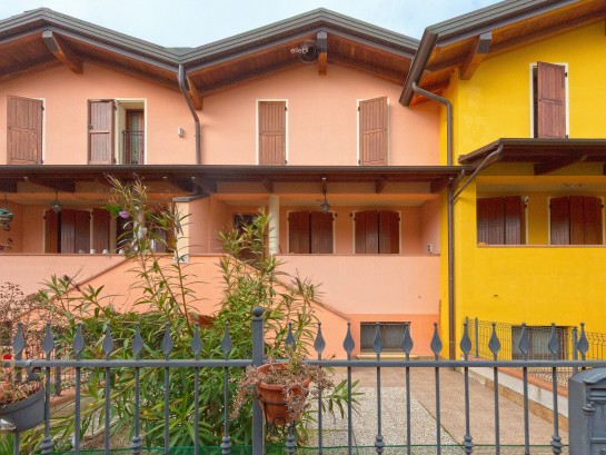 Villetta a schiera seminuova-c