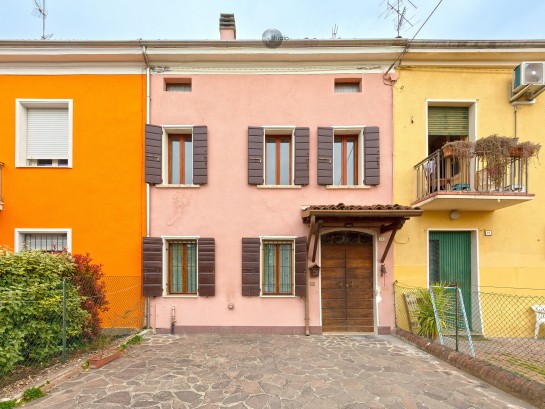 Casa indipendente con giardino