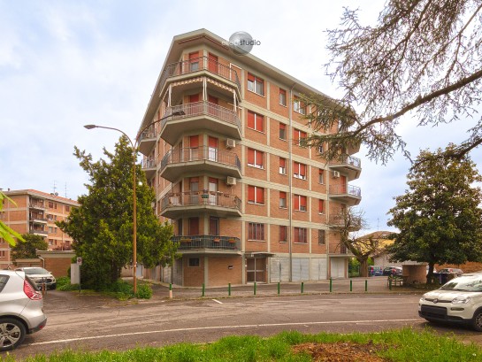 Ampio appartamento con balcone