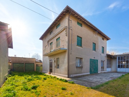 Casa indipendente con laborato