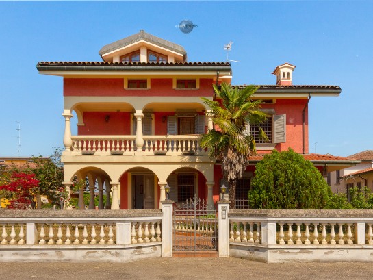 Villa con ascensore e giardino