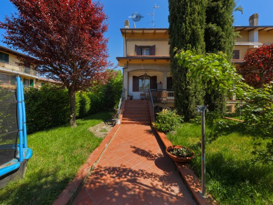 Villa a schiera di testa ristr