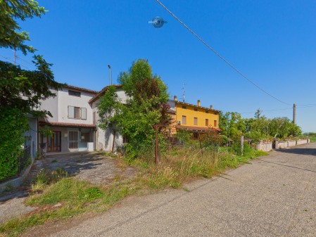 Casa indipendente con giardino
