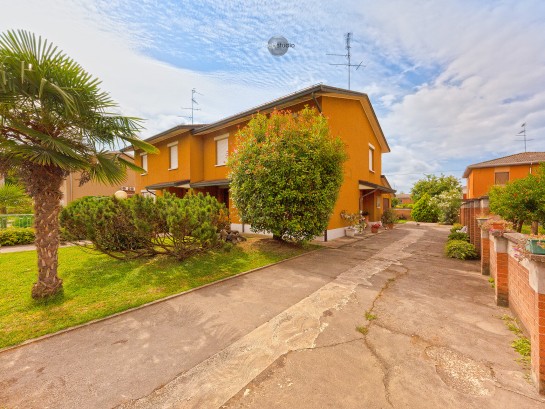 Villa bifamiliare con veranda
