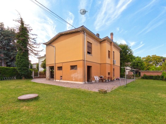 Casa singola con ampia area co