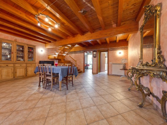 Av209 - villa a schiera, cogoz