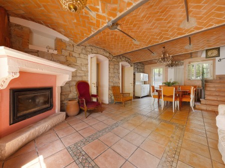 Ampia casa bifamiliare con vis